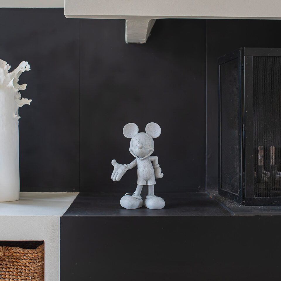 Mickey Welcome Granit Small, sculpture design haut de gamme Leblon Delienne, création contemporaine en finition granit. Disponible chez D-Style Interior.