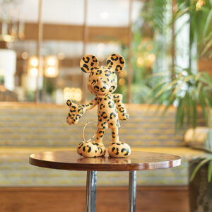 Mickey Welcome Léopard Small, Sculpture design haut de gamme audacieuse et moderne. Disponible chez D-Style Interior.