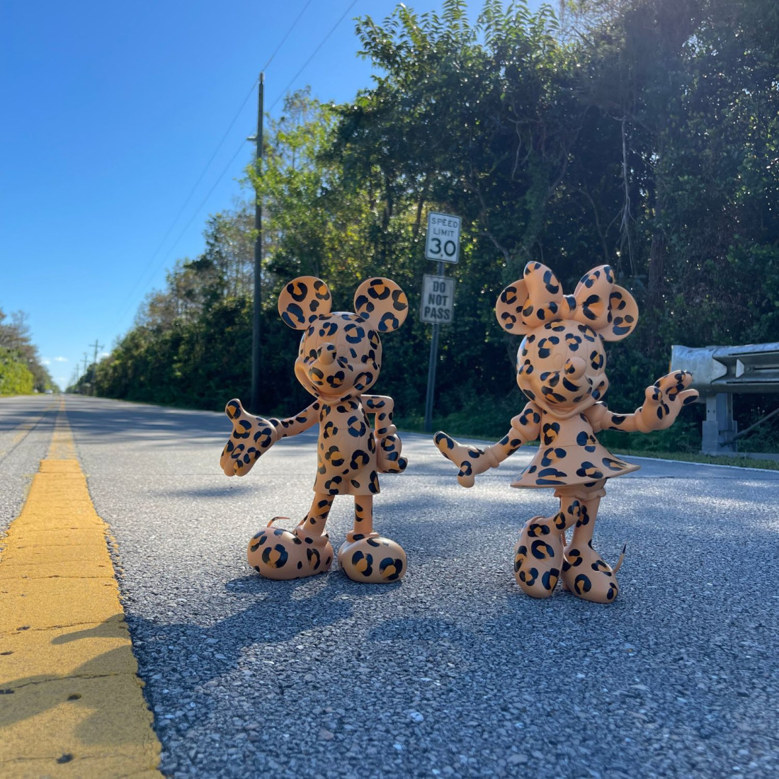 Mickey Welcome Léopard Small, Sculpture design haut de gamme audacieuse et moderne. Disponible chez D-Style Interior.
