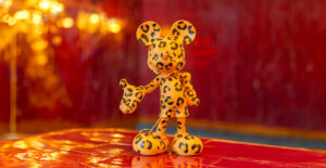 Mickey Welcome Léopard Small, Sculpture design haut de gamme audacieuse et moderne. Disponible chez D-Style Interior.