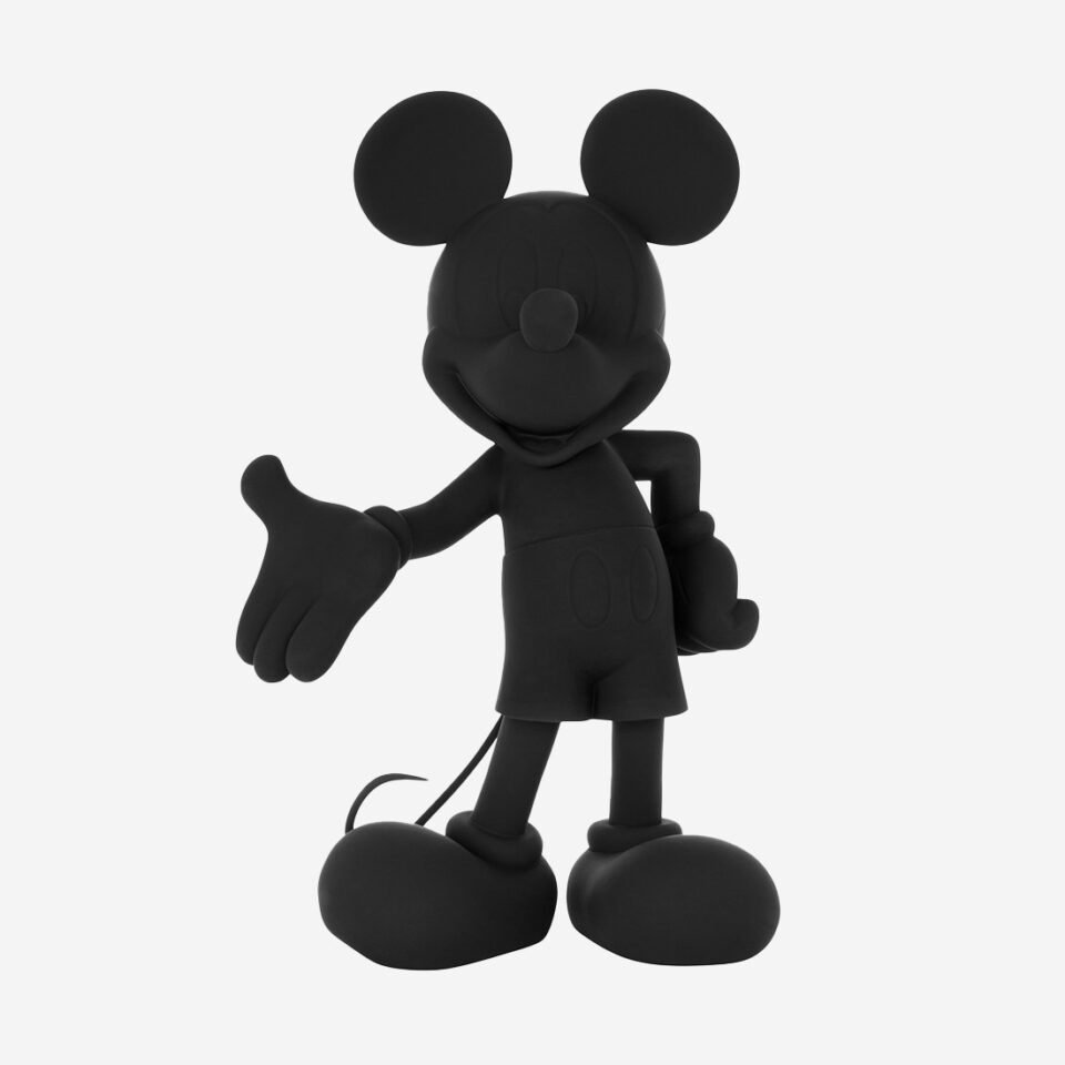 Mickey Welcome Mat Large, Sculpture design haut de gamme grandeur nature Leblon Delienne, finition mate, résine peinte à la main, disponible chez D-Style Interior