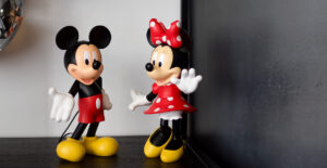 Mickey Welcome – Small : Sculpture design haut de gamme Leblon Delienne, 30 cm, finition chromée, moderne et unique, disponible chez D-Style Interior.