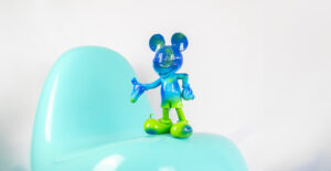 Mickey Welcome Sunrise Small, sculpture design haut de gamme Leblon Delienne, figurine lumineuse de Mickey Mouse. Disponible chez D-Style Interior