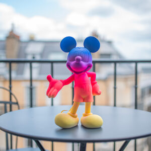 Mickey Welcome Sunset Small, sculpture design Leblon Delienne 30 cm, teintes coucher de soleil. Disponible chez D-Style Interior.