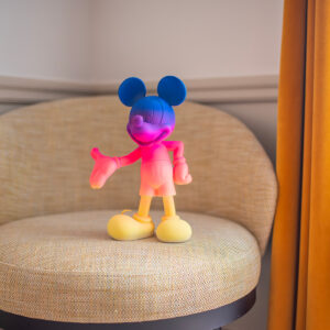 Mickey Welcome Sunset Small, sculpture design Leblon Delienne 30 cm, teintes coucher de soleil. Disponible chez D-Style Interior.