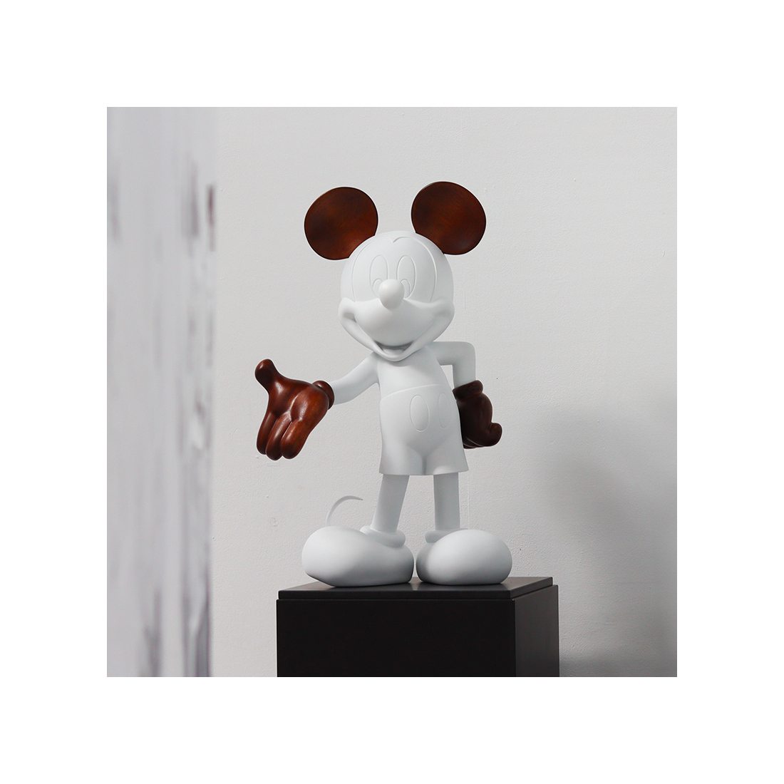 Mickey Welcome Wood Medium, Sculpture design haut de gamme Leblon Delienne, alliance du bois et du design contemporain, disponible chez D-Style Interior