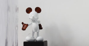 Mickey Welcome Wood Medium, Sculpture design haut de gamme Leblon Delienne, alliance du bois et du design contemporain, disponible chez D-Style Interior