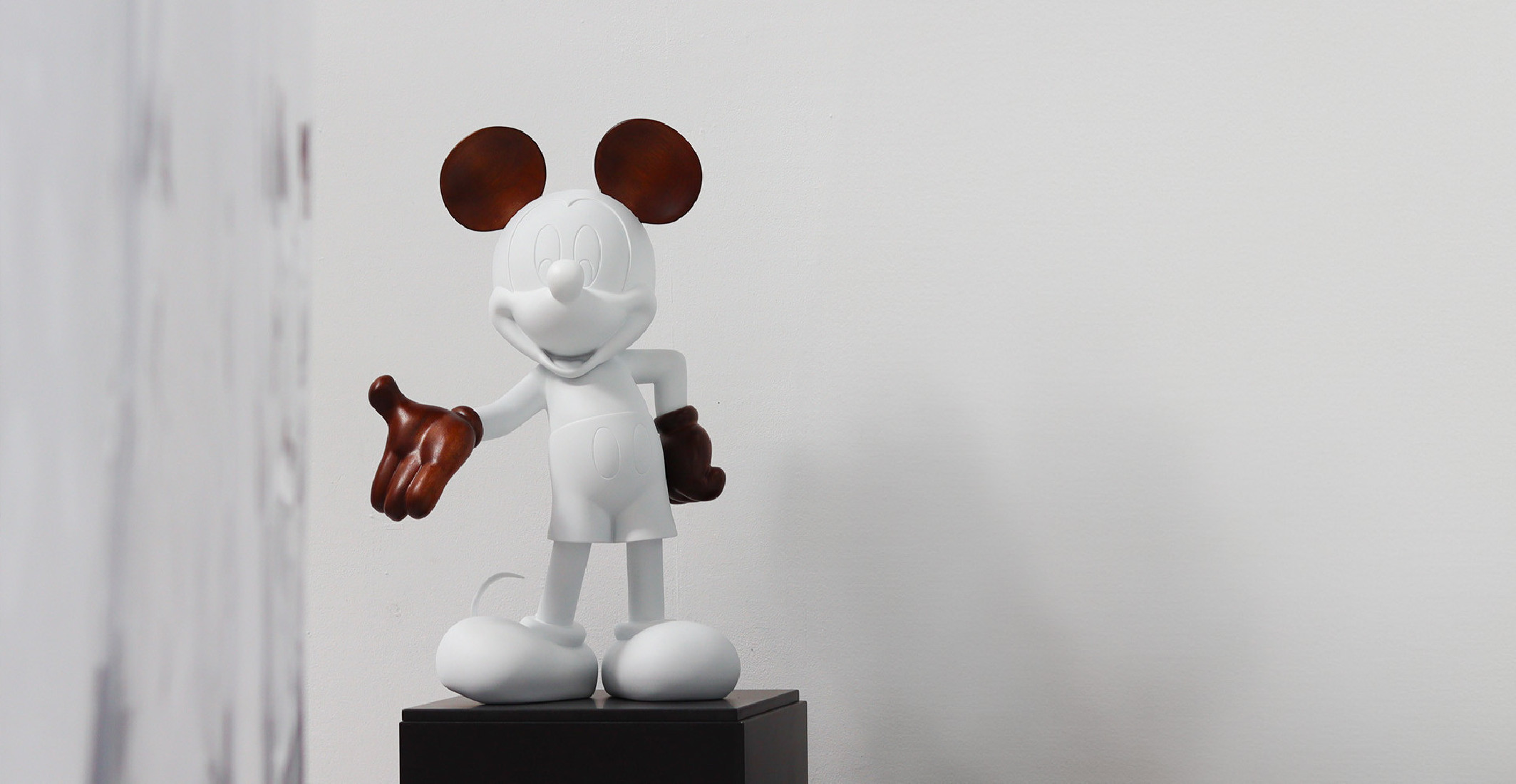 Mickey Welcome Wood Medium, Sculpture design haut de gamme Leblon Delienne, alliance du bois et du design contemporain, disponible chez D-Style Interior