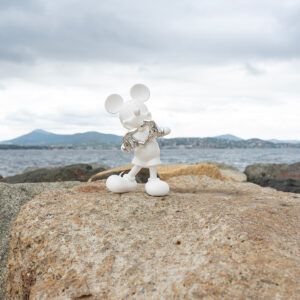 Mickey With Love Small, Sculpture design haut de gamme Leblon Delienne x Kelly Hoppen, style minimaliste et contemporain, disponible chez D-Style Interior