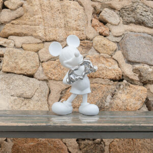Mickey With Love Small, Sculpture design haut de gamme Leblon Delienne x Kelly Hoppen, style minimaliste et contemporain, disponible chez D-Style Interior