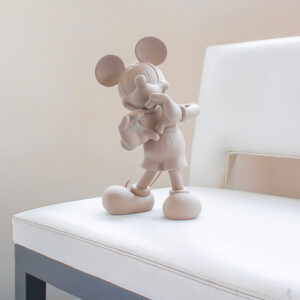 Mickey With Love Small, sculpture design haut de gamme Leblon Delienne x Kelly Hoppen, création élégante et poétique. Disponible chez D-Style Interior.