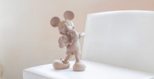 Mickey With Love Small, sculpture design haut de gamme Leblon Delienne x Kelly Hoppen, création élégante et poétique. Disponible chez D-Style Interior.