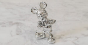 Mickey with Love Chromé Extra Small, sculpture design haut de gamme par Leblon Delienne, version chromée argent ultra contemporaine. Disponible chez D-Style Interior