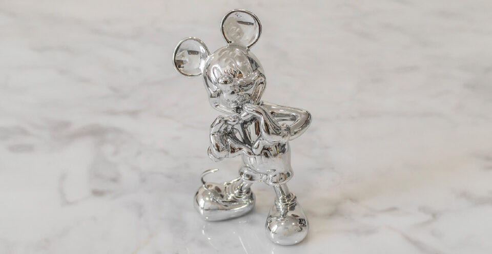 Mickey with Love Chromé Extra Small, sculpture design haut de gamme par Leblon Delienne, version chromée argent ultra contemporaine. Disponible chez D-Style Interior