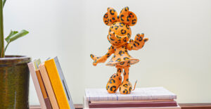Minnie Welcome Léopard Small, Sculpture design haut de gamme audacieuse et moderne. Disponible chez D-Style Interior