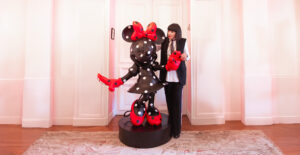 Minnie par Madame Chantal Thomass Large, sculpture design haut de gamme par Leblon Delienne, audacieuse et colorée. Disponible chez D-Style Interior