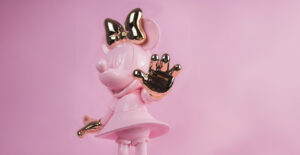 Minnie Welcome Bicolore Medium, Sculpture design haut de gamme Leblon Delienne, résine peinte à la main, joyeuse et élégante, disponible chez D-Style Interior