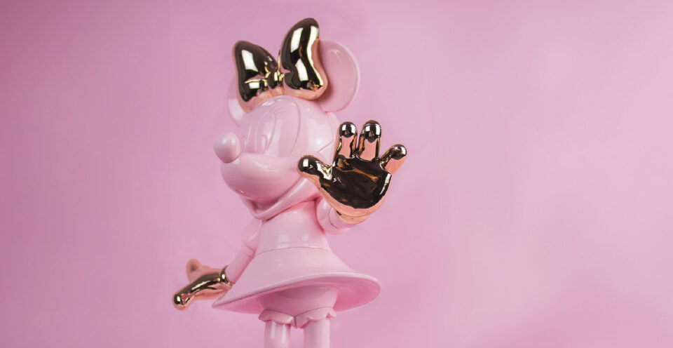 Minnie Welcome Bicolore Medium, Sculpture design haut de gamme Leblon Delienne, résine peinte à la main, joyeuse et élégante, disponible chez D-Style Interior