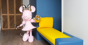 Minnie Welcome Bicolore – Large, Sculpture design haut de gamme Leblon Delienne, élégante et contemporaine, disponible chez D-Style Interior