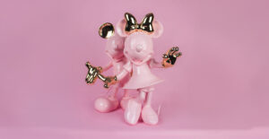 Minnie Welcome Bicolore Small, Sculpture design haut de gamme Leblon Delienne, chromée et colorée, élégante et espiègle, disponible chez D-Style Interior