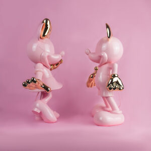 Minnie Welcome Bicolore Small, Sculpture design haut de gamme Leblon Delienne, chromée et colorée, élégante et espiègle, disponible chez D-Style Interior