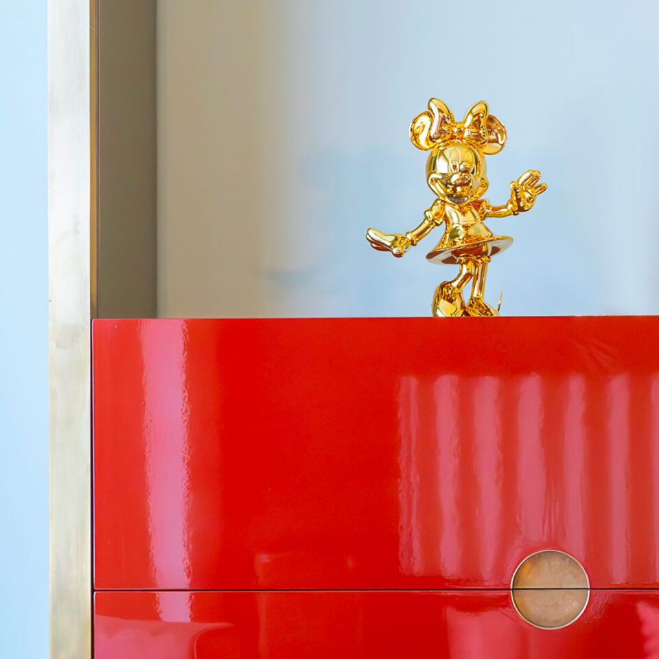 Minnie Welcome Chromé Small, Sculpture design haut de gamme Leblon Delienne, résine peinte à la main, élégante et féminine, disponible chez D-Style Interior