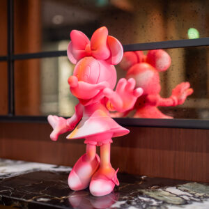 Minnie Welcome Cloud Small, sculpture design Leblon Delienne 30 cm en finition blanche nuageuse. Disponible chez D-Style Interior.