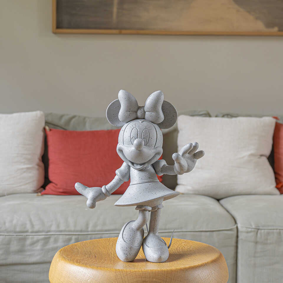 Minnie Welcome Granit Small, sculpture design haut de gamme Leblon Delienne, création contemporaine en finition granit. Disponible chez D-Style Interior.