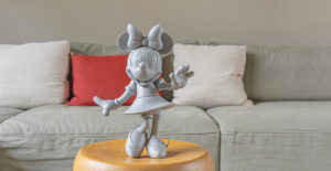 Minnie Welcome Granit Small, sculpture design haut de gamme Leblon Delienne, création contemporaine en finition granit. Disponible chez D-Style Interior.