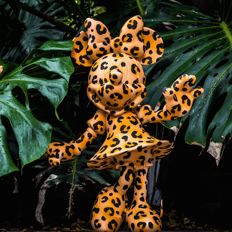 Minnie Welcome Léopard Medium, Sculpture design haut de gamme Leblon Delienne, résine peinte à la main, élégante et audacieuse, disponible chez D-Style Interior