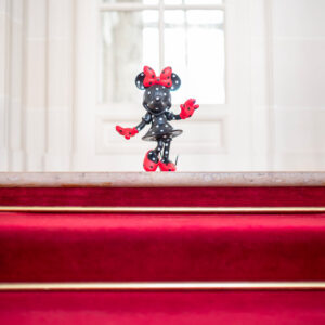 Minnie par Madame Chantal Thomass Small, Sculpture design haut de gamme par Leblon Delienne, interprétation audacieuse et colorée de Minnie Mouse. Disponible chez D-Style Interior