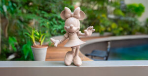 Minnie Welcome Mat Small, Sculpture design haut de gamme Leblon Delienne, résine peinte à la main, élégante et féminine, disponible chez D-Style Interior