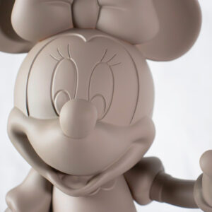 Minnie Welcome Mat Small, Sculpture design haut de gamme Leblon Delienne, résine peinte à la main, élégante et féminine, disponible chez D-Style Interior