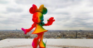 Minnie Welcome Rainbow – Medium, Sculpture design haut de gamme Leblon Delienne, résine peinte à la main, colorée et sophistiquée, disponible chez D-Style Interior