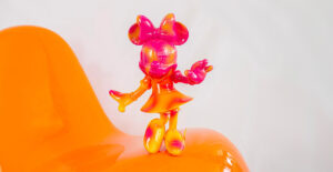 Minnie Welcome Sunrise Small, Sculpture design haut de gamme lumineuse et élégante. Disponible chez D-Style Interior