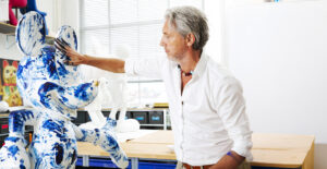 One Minute Mickey Large, sculpture design haut de gamme Leblon Delienne, peinte à la main par Marcel Wanders. Disponible chez D-Style Interior.