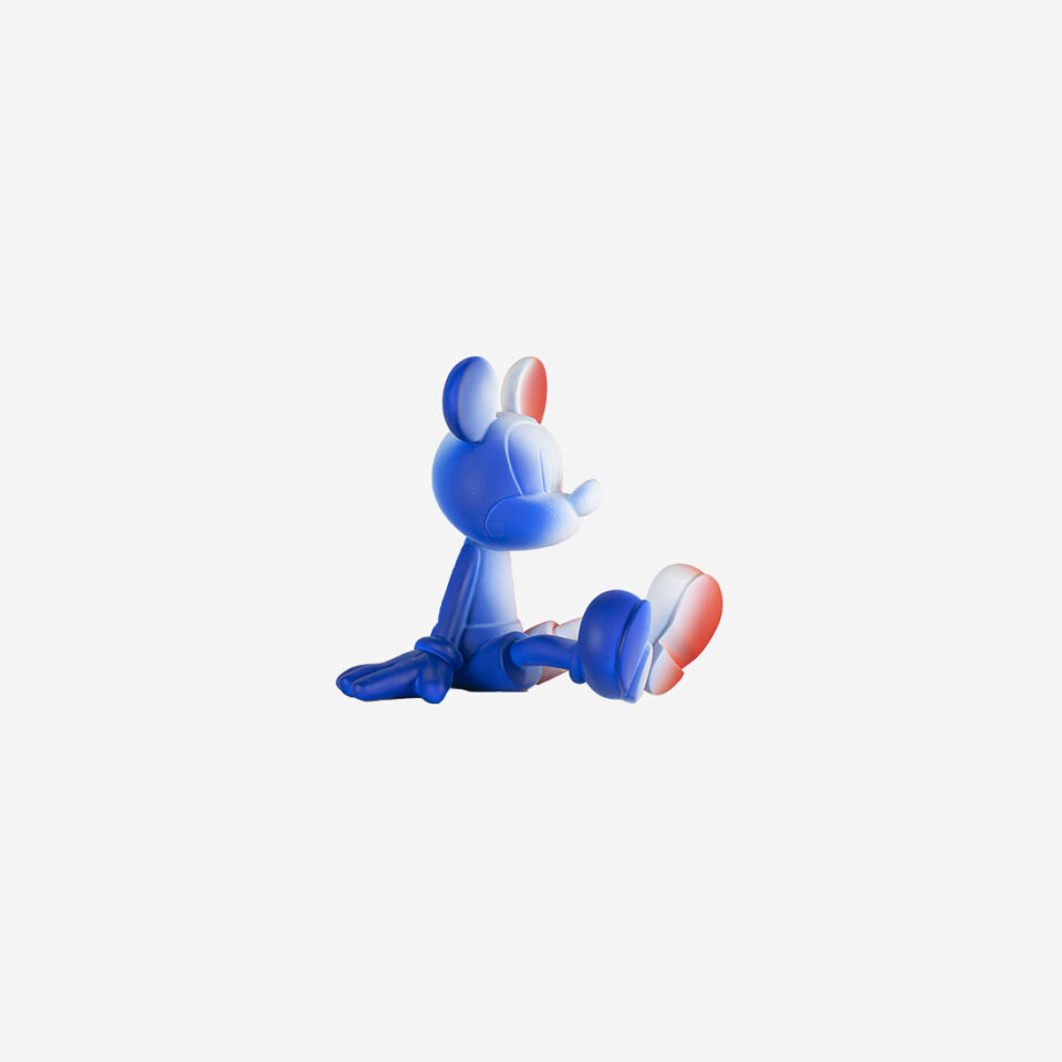 Sitting Mickey Dégradé Extra Small, sculpture design haut de gamme par Leblon Delienne et Marcel Wanders, en dégradé bleu blanc rouge. Disponible chez D-Style Interior