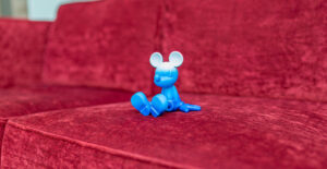 Sitting Mickey Dégradé Extra Small, sculpture design haut de gamme Leblon Delienne, création contemporaine avec finitions dégradées. Disponible chez D-Style Interior.