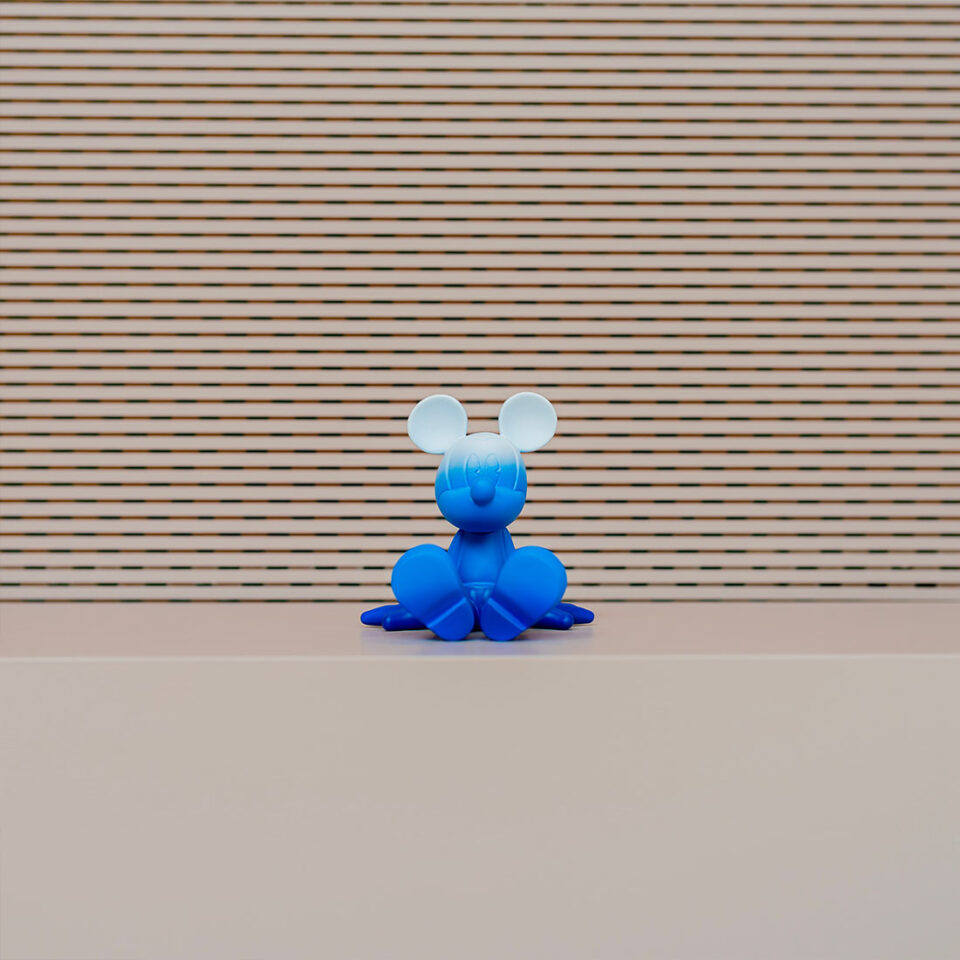 Sitting Mickey Dégradé Extra Small, sculpture design haut de gamme Leblon Delienne, création contemporaine avec finitions dégradées. Disponible chez D-Style Interior.