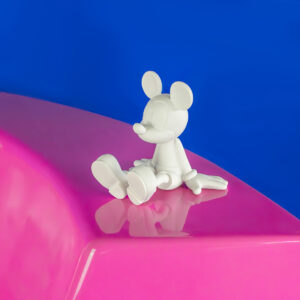 Sitting Mickey Extra Small, Sculpture design haut de gamme Leblon Delienne, résine peinte à la main, contemporaine et élégante, disponible chez D-Style Interior
