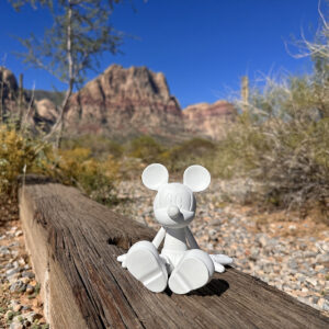Sitting Mickey Extra Small, Sculpture design haut de gamme Leblon Delienne, résine peinte à la main, contemporaine et élégante, disponible chez D-Style Interior