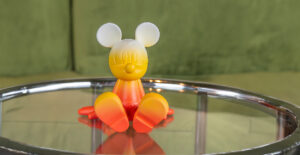 Sitting Mickey Dégradé Extra Small, Sculpture design haut de gamme par Leblon Delienne, finition dégradée contemporaine de Mickey Mouse. Disponible chez D-Style Interior