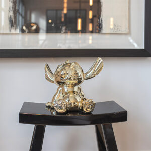 Stitch Chromé Small, sculpture design haut de gamme Leblon Delienne, création contemporaine en finition chromé or. Disponible chez D-Style Interior.