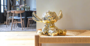 Stitch Chromé Small, sculpture design haut de gamme Leblon Delienne, création contemporaine en finition chromé or. Disponible chez D-Style Interior.