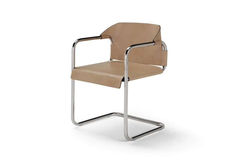 Vienna Chaise design haut de gamme d’Amura Lab en cuir et métal, inspirée de la maroquinerie italienne, disponible chez D-Style Interior.