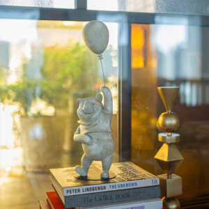 Winnie l’Ourson Small, sculpture design haut de gamme en béton effet par Leblon Delienne, alliant douceur et modernité. Disponible chez D-Style Interior