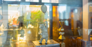 Winnie l’Ourson Small, sculpture design haut de gamme en béton effet par Leblon Delienne, alliant douceur et modernité. Disponible chez D-Style Interior