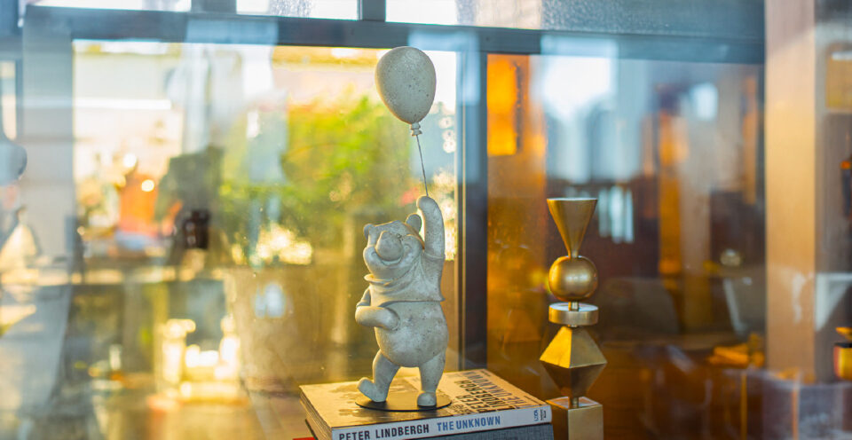 Winnie l’Ourson Small, sculpture design haut de gamme en béton effet par Leblon Delienne, alliant douceur et modernité. Disponible chez D-Style Interior