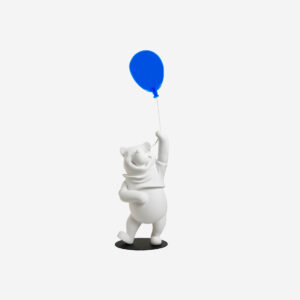 Winnie l’Ourson Small, sculpture design haut de gamme par Leblon Delienne, douce et joyeuse avec son ballon bleu. Disponible chez D-Style Interior