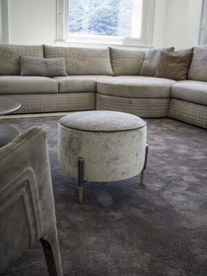 Araldo pouf de Vittoria Frigerio, alliance de textures nobles et de détails dorés. Élégance italienne disponible chez D-Style Interior.